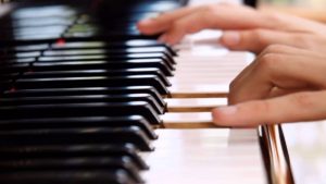 nauka gry na pianinie niesie trudy i przyjemnosci